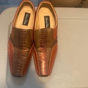 Dress shoes for parties or events. Light brownish with a gold center.